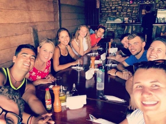 Los estudiantes de Emory y Henry disfrutan de un almuerzo con estudiantes de la Universidad de Cinefuegos en Cuba el 22 de mayo. Foto cortesía de Mariano Ayala Los estudiantes de Emory y Henry disfrutan de un almuerzo con estudiantes de la Universidad de Cinefuegos en Cuba el 22 de mayo. Foto cortesía de Mariano Ayala