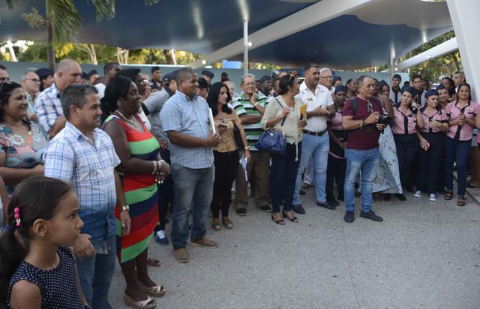 Reabre sus puertas la heladería habanera Coppelia