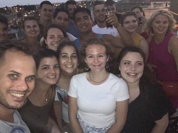 Estudiantes estadounidense posan con sus nuevos amigos de Cienfuegos. Foto: Cortesía de Dixie Halliday Estudiantes estadounidense posan con sus nuevos amigos de Cienfuegos. Foto: Cortesía de Dixie Halliday