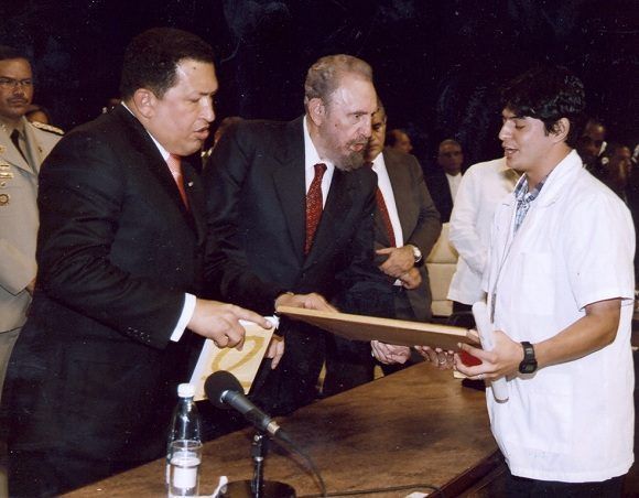 Fidel, Chávez y otros mandatarios y personalidades de América Latina y el Caribe presidieron la Primera Graduación de la Escuela Latinoamericana de Medicina (ELAM), 20 de agosto de 2005. Foto: Estudios Revolución / Fidel Soldado de las Ideas