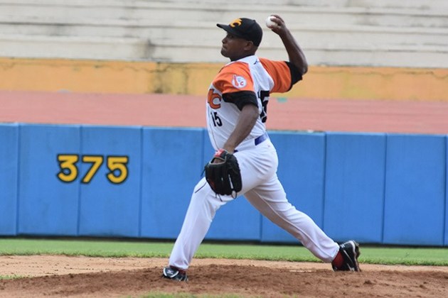Con una tranquilidad pasmosa, el lanzador villaclareño Freddy Asiel Álvarez protagonizó hoy una colosal actuación al lograr el juego sin hit ni carrera número 57 en la historia de las Series Nacionales del béisbol cubano. Foto: Foto: Carlos Rodríguez Torres.