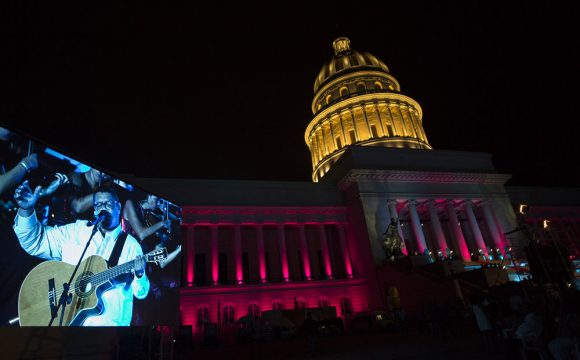 El espectáculo estuvo decorado con luces multicolores y contó con la presentación de cerca de mil artistas, entre ellos Leo Vera, Liuba María Hevia, Beatriz Márquez, Gerardo Alfonso y Laritza Bacallao. Foto: Ismael Francisco/ Cubadebate.