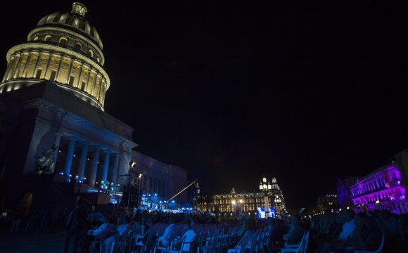 El espectáculo estuvo decorado con luces multicolores y contó con la presentación de cerca de mil artistas, entre ellos Leo Vera, Liuba María Hevia, Beatriz Márquez, Gerardo Alfonso y Laritza Bacallao. Foto: Ismael Francisco/ Cubadebate.