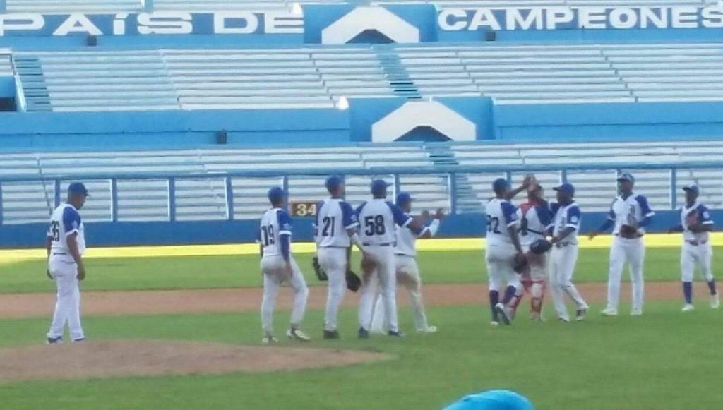 Momento en que los atletas celebran la primera victoria de la 59 Serie Nacional de Béisbol. Foto: Reynier Batista Momento en que los atletas celebran la primera victoria de la 59 Serie Nacional de Béisbol. Foto: Reynier Batista