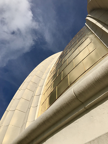 En la bóveda se colocaron las láminas bañadas en oro -conocidas como pan de oro- sobre planchas de cobre. Por cada pétalo se colocaron 1900 chapas doradas.