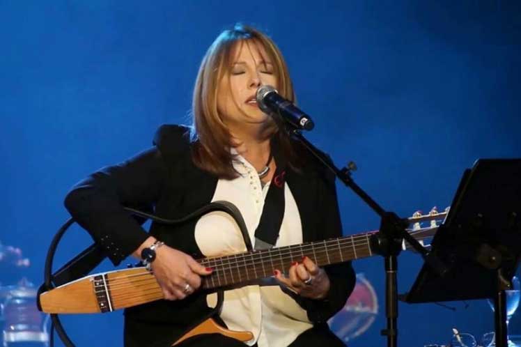 La cantautora cubana Liuba María Hevia