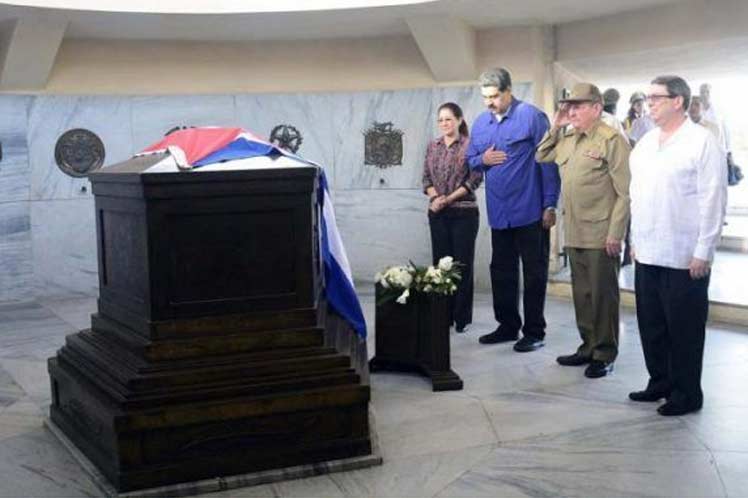Nicolás Maduro y Raúl rinden tributo a Martí en Santa Ifigenia