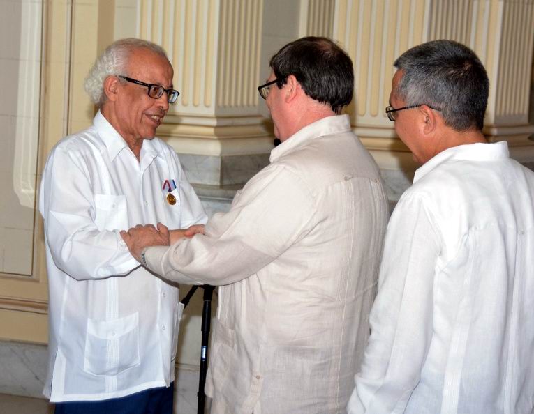 Entrega Cuba Medalla de la Amistad embajador de Argelia Entrega Cuba Medalla de la Amistad embajador de Argelia