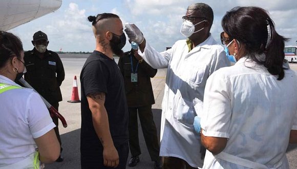 Cubano devuelto por el gobierno de Bahamas pasa los protocolos sanitarios tras su arribo al Aeropuerto José Martí. Foto: Archivo. Cubano devuelto por el gobierno de Bahamas pasa los protocolos sanitarios tras su arribo al Aeropuerto José Martí. Foto: Archivo.