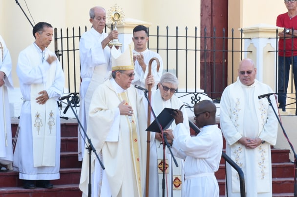 El mandatario cubano presenció cuando Monseñor Arturo González Amador, obispo de la diócesis, bendijo a la urbe y a sus hijos desde la Loma del Carmen, con la reliquia de Santa Clara de Asís, patrona de la ciudad. El mandatario cubano presenció cuando Monseñor Arturo González Amador, obispo de la diócesis, bendijo a la urbe y a sus hijos desde la Loma del Carmen, con la reliquia de Santa Clara de Asís, patrona de la ciudad.