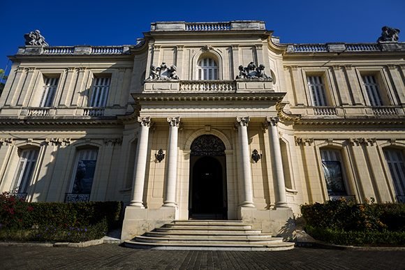 Los tesoros del palacete en un museo cubano