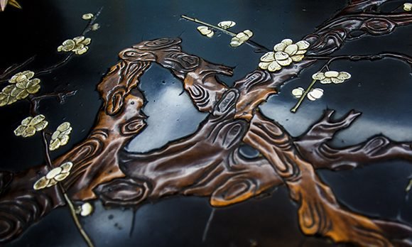 Detalle de la Mesa Larga de Pekín, que se exhibe en el Salón de las Lacas Orientales
