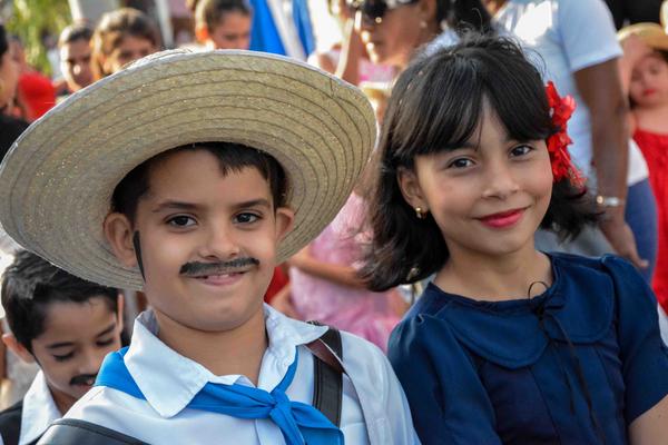 Niño y niña cubana