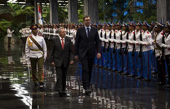 El General de Ejército Raúl Castro Ruz recibió al mandatario serbio Aleksandar Vučić. Foto: Irene Pérez/ Cubadebate.