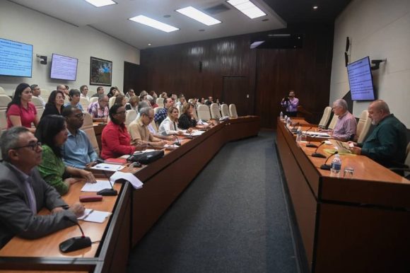 En la reunión semanal de expertos y científicos para temas de Salud, que encabeza el Presidente de la República, Miguel Díaz-Canel Bermúdez, se dio a conocer que disminuyen los síndromes febriles en un 25.8%, con relación a la semana anterior.
