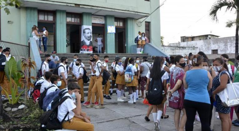 Estudiantes de secundaria básica Estudiantes de secundaria básica
