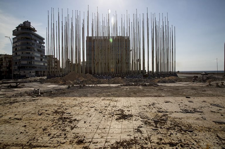 Desde el 4 de mayo hay obreros de la construcción trabajando en Tribuna Antimperialista. Foto: Ismael Francisco/Cubadebate.