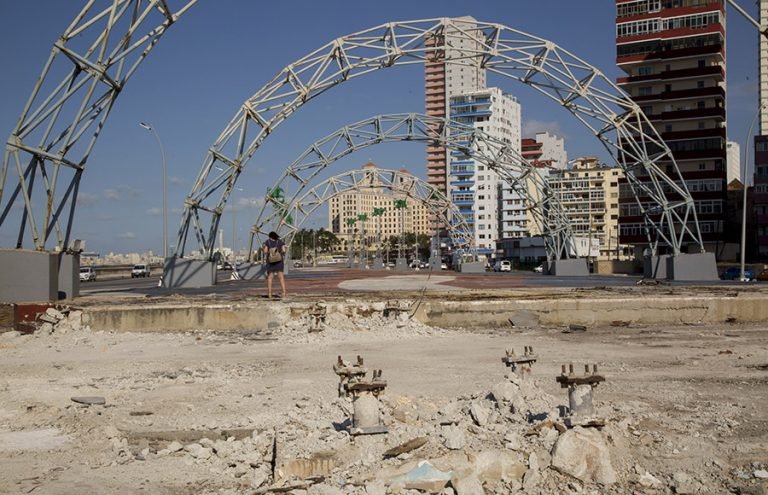 Los cinco arcos metálicos comenzarán a recibir las acciones de mantenimiento la semana próxima. Foto: Ismael Francisco/ Cubadebate.