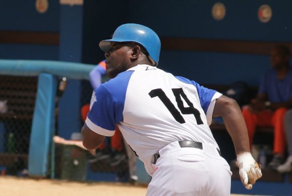 Yoandry Urguellés fue uno de los mejores bateadores de la doble jornada en el Latino. Yoandry Urguellés fue uno de los mejores bateadores de la doble jornada en el Latino.