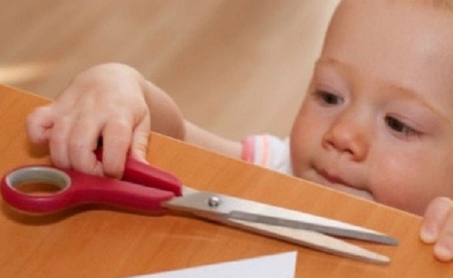 Artículos peligrosos a su alcance como tijeras, cuchillos 