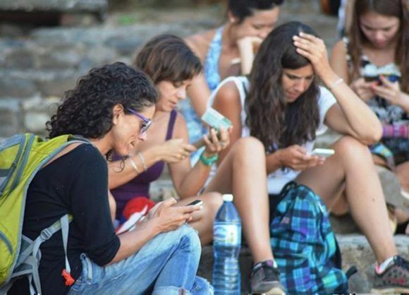 La 4G permite a los usuarios descargar un mayor volúmen de datos, por su alta velocidad. La 4G permite a los usuarios descargar un mayor volúmen de datos, por su alta velocidad.