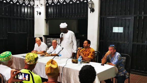 Sacerdotes de IFÁ dan a conocer la Letra del Año en la Sociedad Cultural Yoruba. Foto: Cuenta de Facebook de la Asociación Cultural Yoruba.