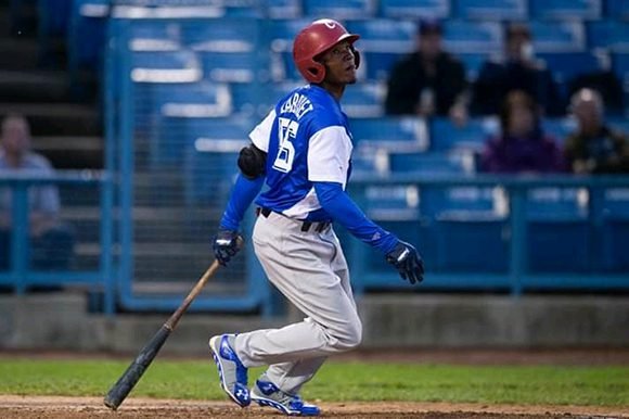 Yuniesky Larduet conectó un sencillo remolcador de dos carreras que fue clave en la victoria cubana. Foto: Phil Selig/Cubadebate. Yuniesky Larduet conectó un sencillo remolcador de dos carreras que fue clave en la victoria cubana. Foto: Phil Selig/Cubadebate.