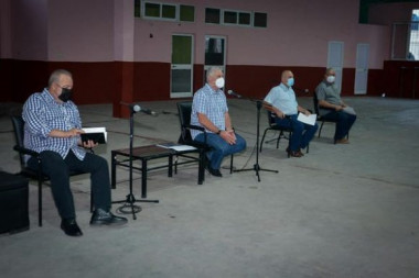 Presidente cubano intercambia sobre el trabajo social en las comunidades.